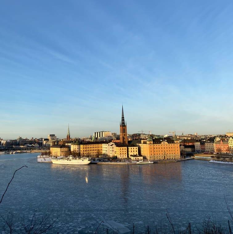 Sicht von Weitem auf Riddarholmskyrkan, Stockholm